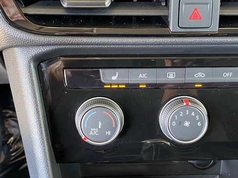 Certified 2023 Volkswagen Taos SE FWD image 13