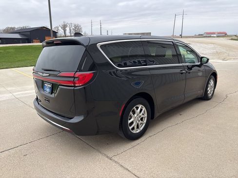 Used 2023 Chrysler Pacifica Touring-L FWD image 4