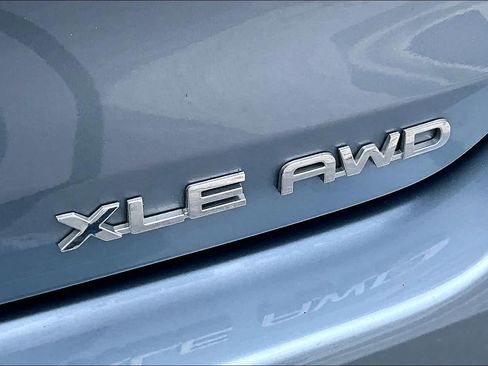 Used 2023 Toyota Highlander XLE AWD/4WD image 10