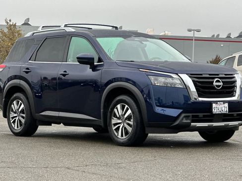 Used 2025 Nissan Pathfinder SL w/ Cargo Package image 5