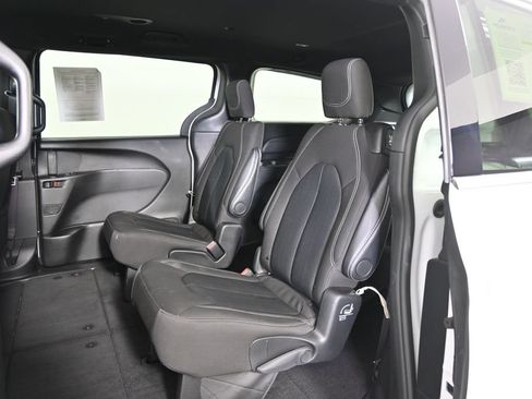 Used 2024 Chrysler Pacifica Touring FWD image 18