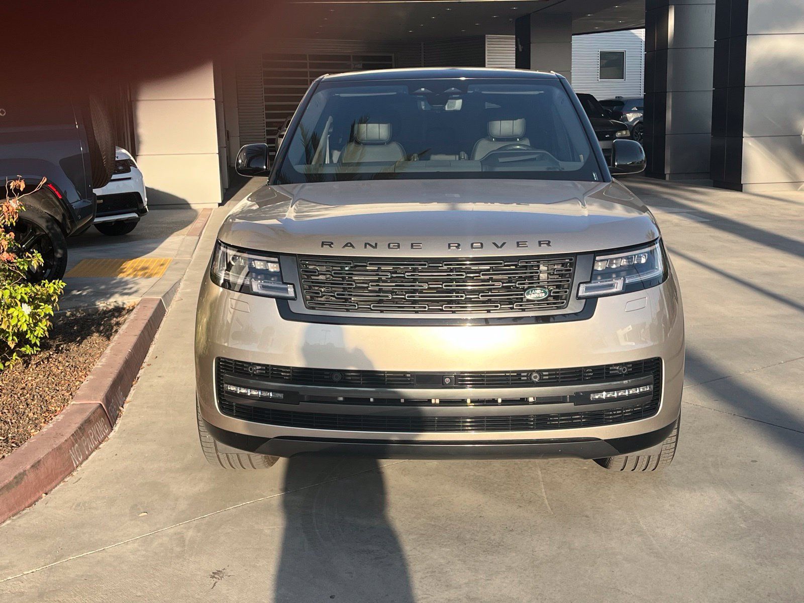 Used 2024 Land Rover Range Rover SE AWD/4WD image 2
