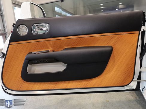 Used 2017 Rolls-Royce Dawn RWD image 19