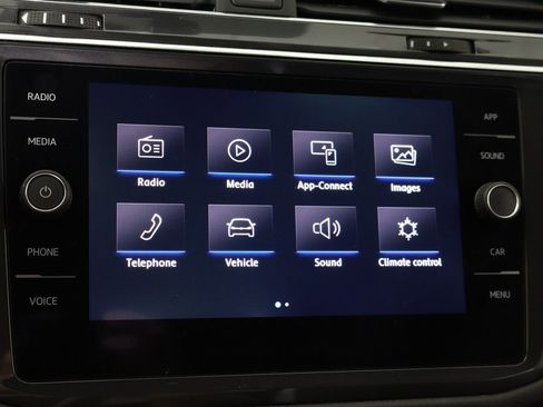 Used 2020 Volkswagen Tiguan SE image 43