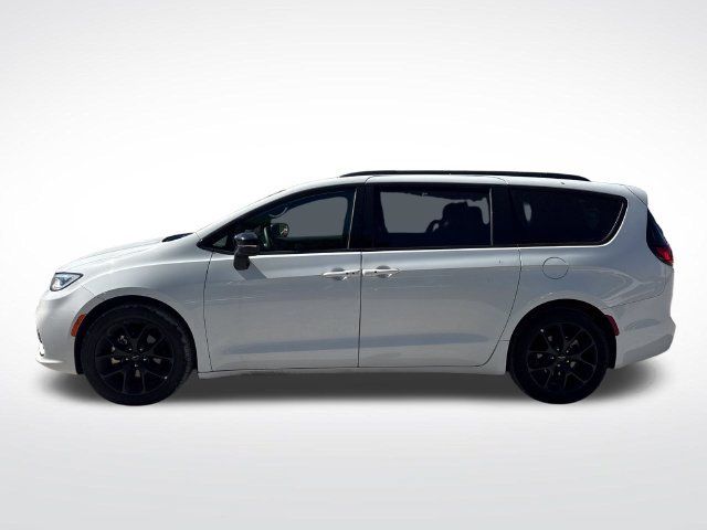 Used 2025 Chrysler Pacifica Limited FWD image 3