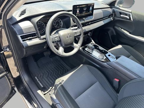 Used 2025 Mitsubishi Outlander ES FWD image 8