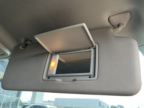 Used 2024 Nissan Titan SV w/ SV Convenience Package RWD image 23