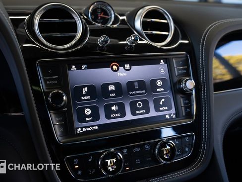 Used 2020 Bentley Bentayga Plug-In Hybrid image 27