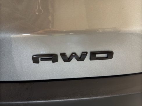 Used 2023 GMC Acadia SLE w/ Infotainment Package image 10