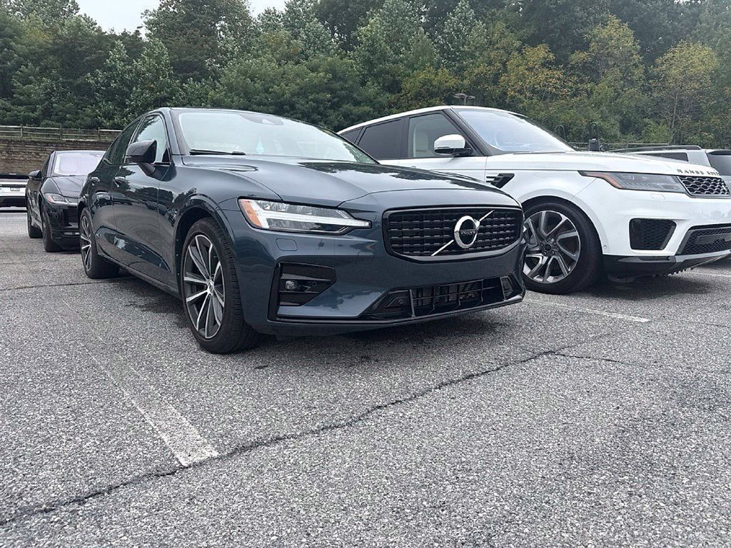 Used 2022 Volvo S60 B5 Momentum w/ Premium Package FWD image 2