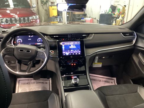 New 2025 Jeep Grand Cherokee Altitude image 17