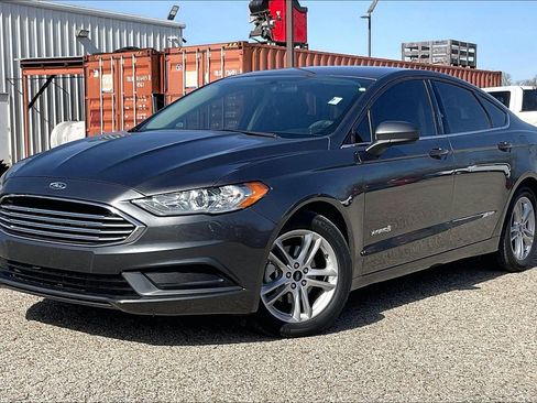 Used 2018 Ford Fusion SE image 2