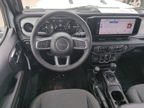 Used 2025 Jeep Wrangler Unlimited Sahara AWD/4WD image 17