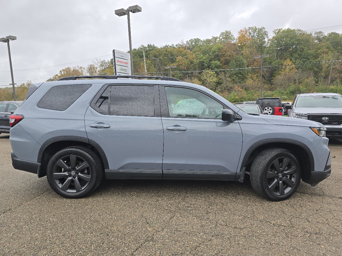 Used 2025 Honda Pilot Sport image 16