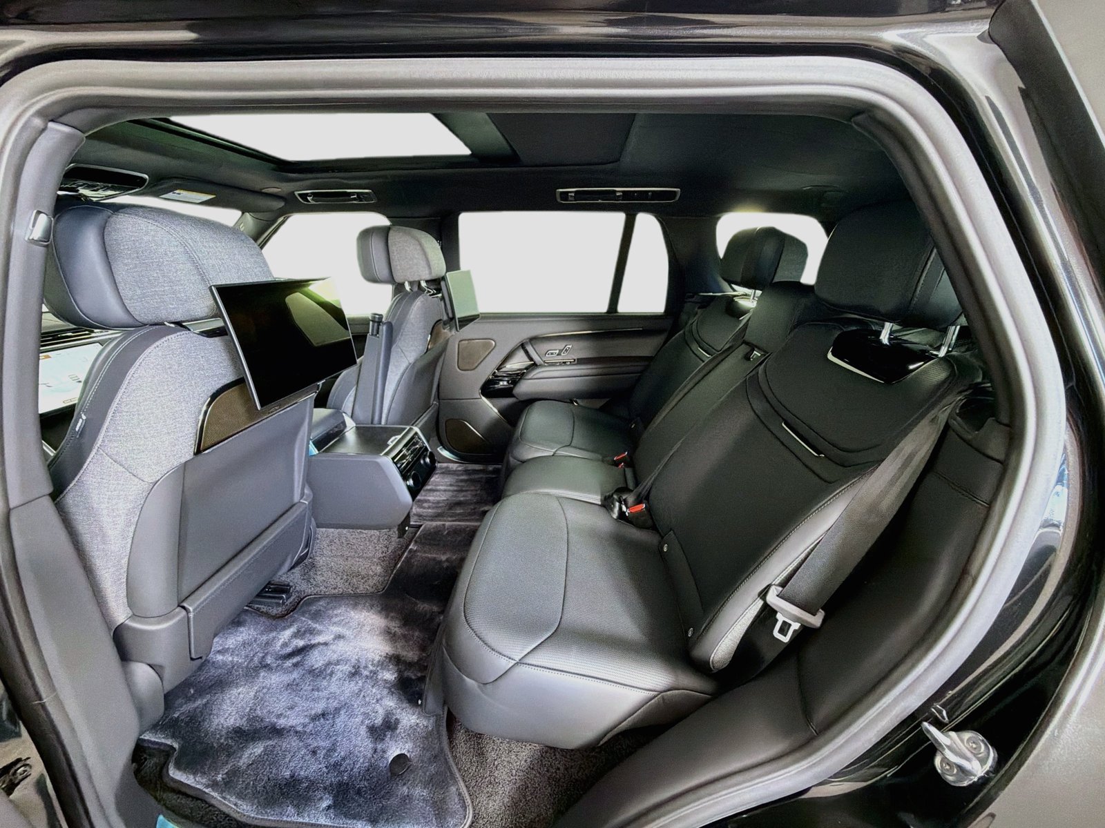 New 2026 Land Rover Range Rover SV AWD/4WD image 27