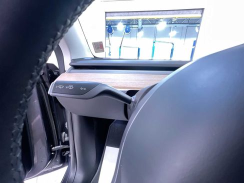 Used 2021 Tesla Model Y Long Range AWD/4WD image 17