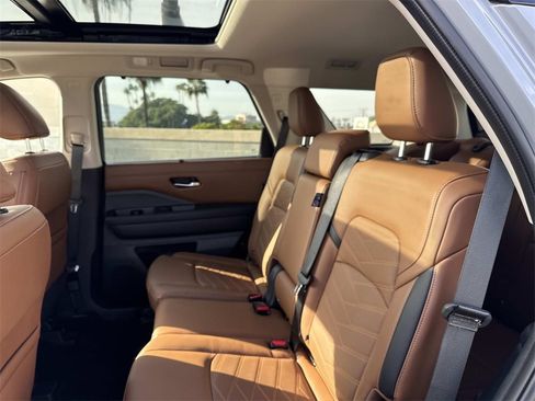 Used 2024 Nissan Pathfinder Platinum w/ Cargo Package image 13