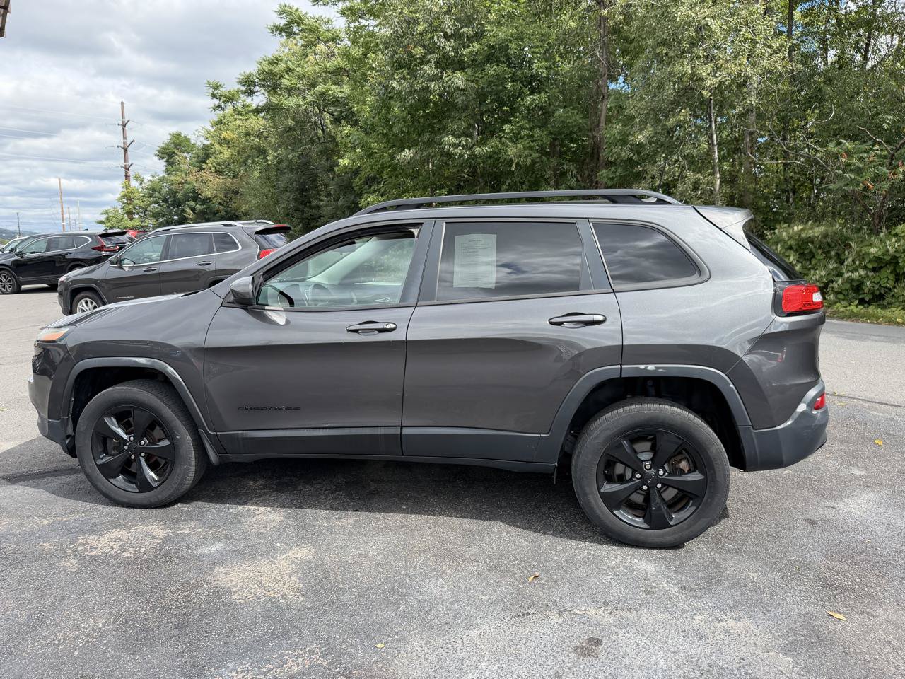 Used 2016 Jeep Cherokee Latitude w/ Cold Weather Group AWD/4WD image 8