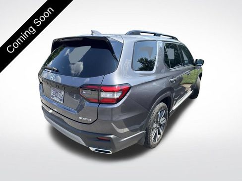 Used 2025 Honda Pilot Touring image 4