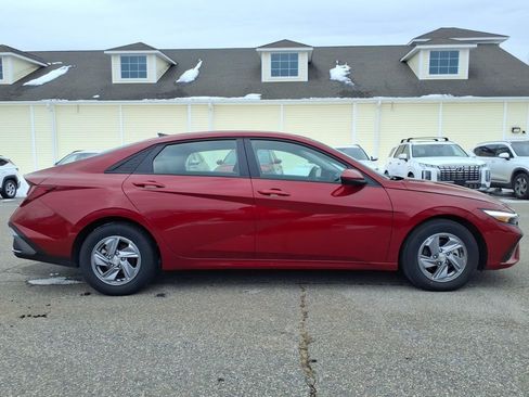 Used 2025 Hyundai Elantra SE image 2