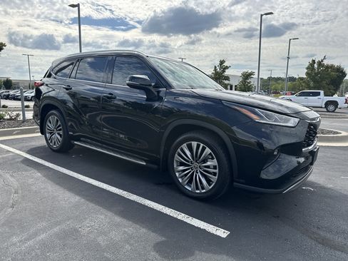 Used 2022 Toyota Highlander Platinum image 2