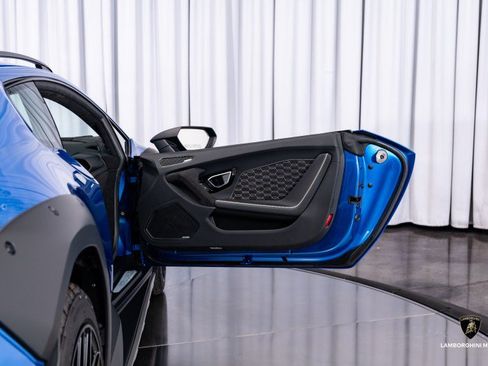 Used 2024 Lamborghini Huracan Sterrato image 40