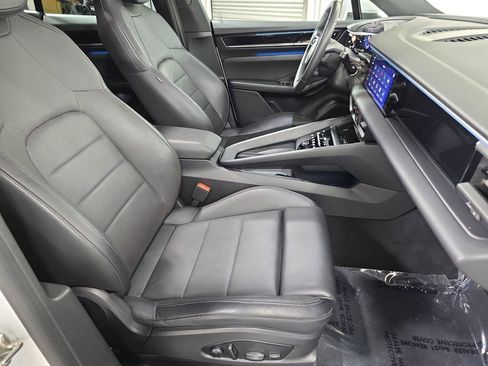 Certified 2025 Porsche Macan Electric image 27