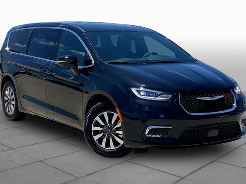 Used 2025 Chrysler Pacifica Select FWD image 3