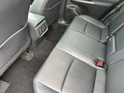 Used 2021 Toyota Venza Limited image 12