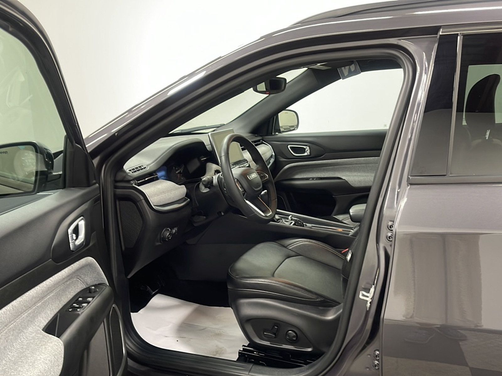 Used 2024 Jeep Compass Latitude AWD/4WD image 2