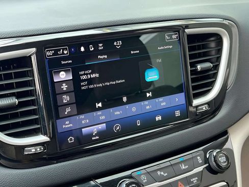 Used 2021 Chrysler Pacifica Touring-L FWD image 19
