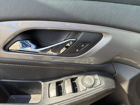 Used 2022 Chevrolet Traverse LT image 11