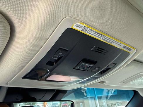 Used 2025 Lexus ES 350 w/ Premium Package FWD image 29