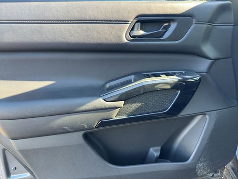 Used 2025 Nissan Pathfinder SV image 23