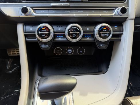 Used 2022 Genesis G70 3.3T RWD image 24