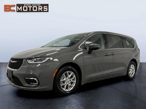 Used 2023 Chrysler Pacifica Touring-L image 3