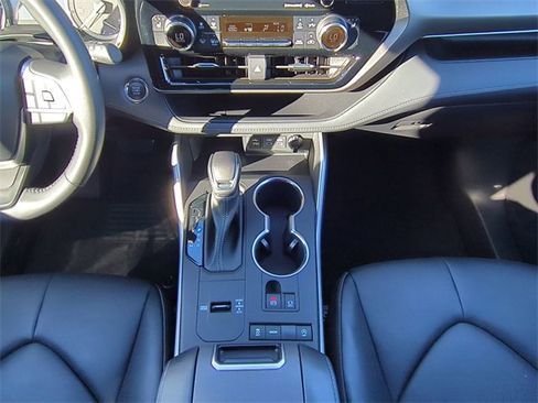 Used 2022 Toyota Highlander XLE image 22