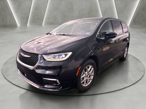 Used 2024 Chrysler Pacifica Touring-L FWD image 7