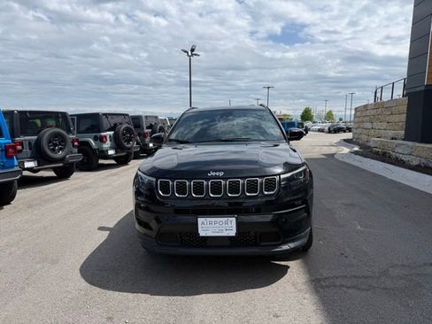 Used 2024 Jeep Compass Latitude w/ Sun and Sound Group AWD/4WD image 8
