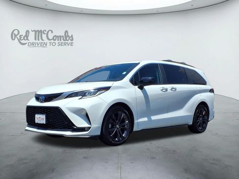 Used 2023 Toyota Sienna XSE FWD image 1