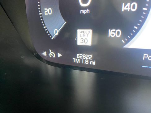 Used 2018 Volvo XC60 T5 Momentum w/ Vision Package image 21