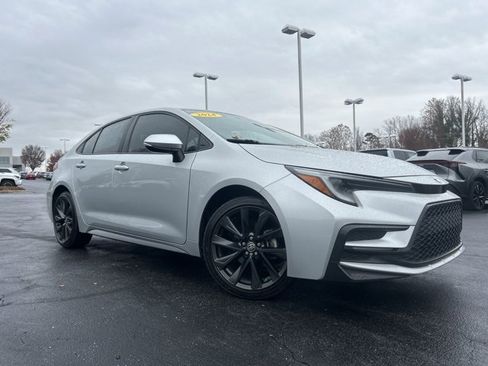 Used 2024 Toyota Corolla SE image 3