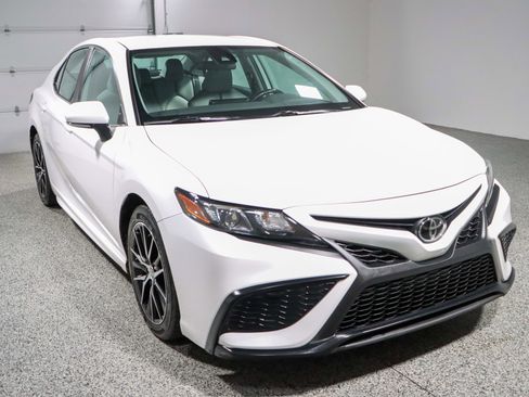 Used 2023 Toyota Camry SE FWD image 5