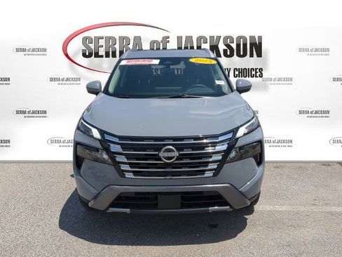 Used 2025 Nissan Rogue SL AWD/4WD image 3