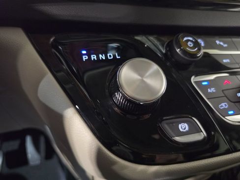Used 2023 Chrysler Pacifica Touring-L FWD image 20