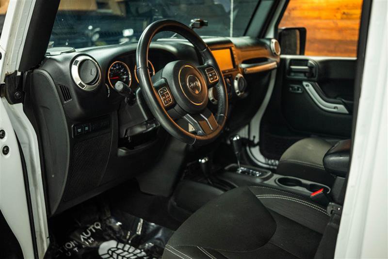 Used 2017 Jeep Wrangler Unlimited Rubicon w/ Connectivity Group AWD/4WD image 8