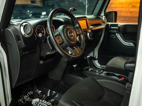 Used 2017 Jeep Wrangler Unlimited Rubicon w/ Connectivity Group AWD/4WD image 8