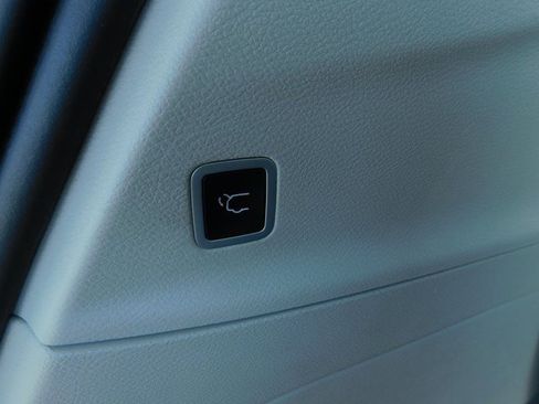 Used 2020 Chrysler Voyager Lxi image 32