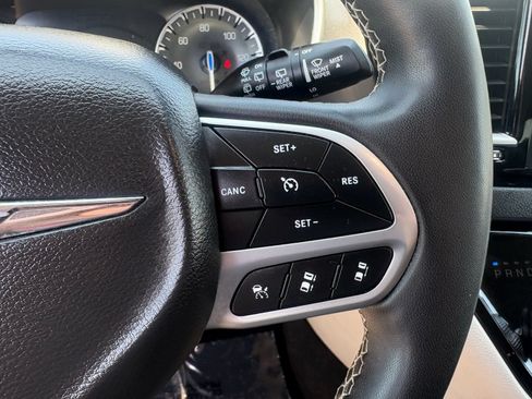 Used 2024 Chrysler Pacifica Touring-L FWD image 22