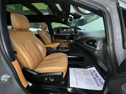 Used 2023 Chrysler Pacifica Pinnacle FWD image 32